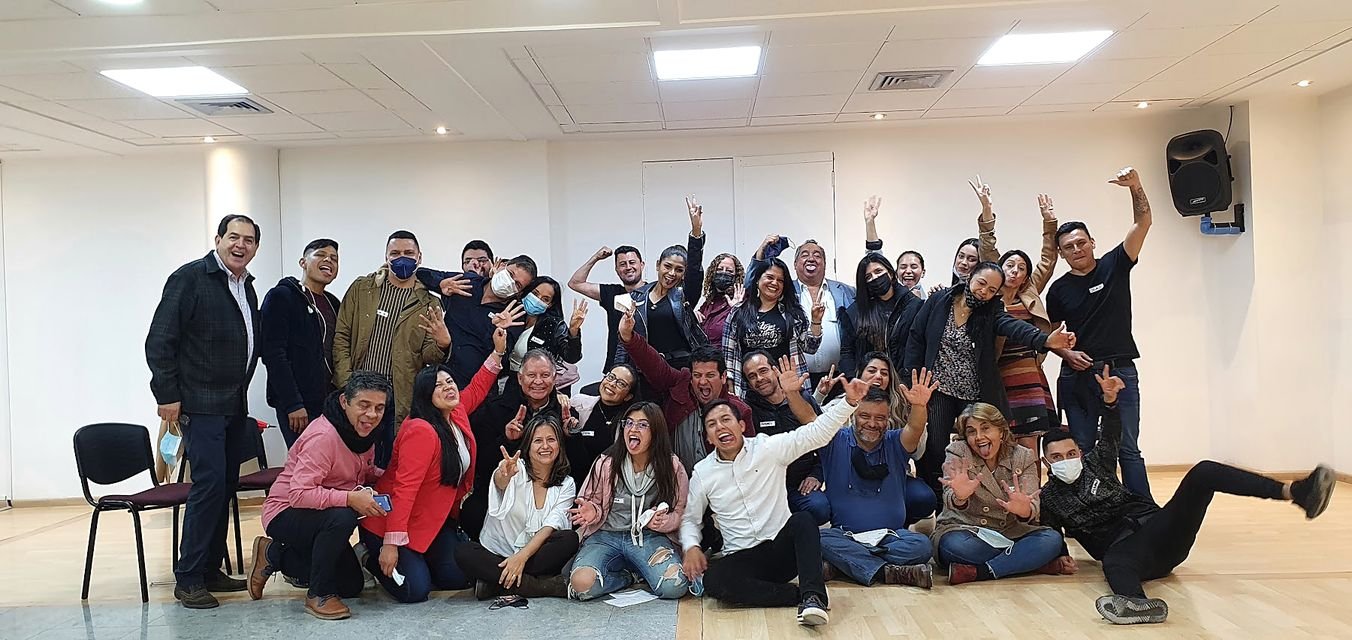 Emprendedores celebrando al final de un workshop presencial de UDE