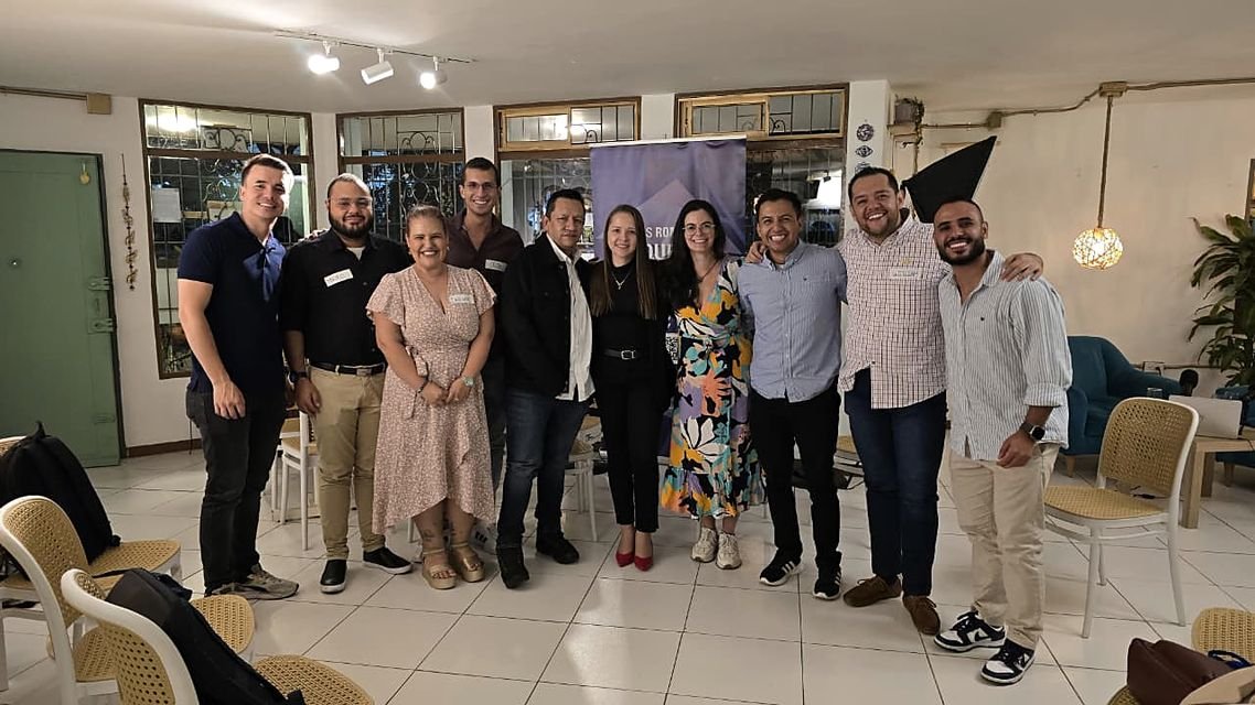 Foto grupal de empresarios en un evento de UDE