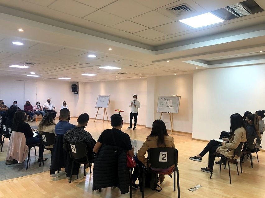 Equipo de trabajo en una capacitación presencial de UDE